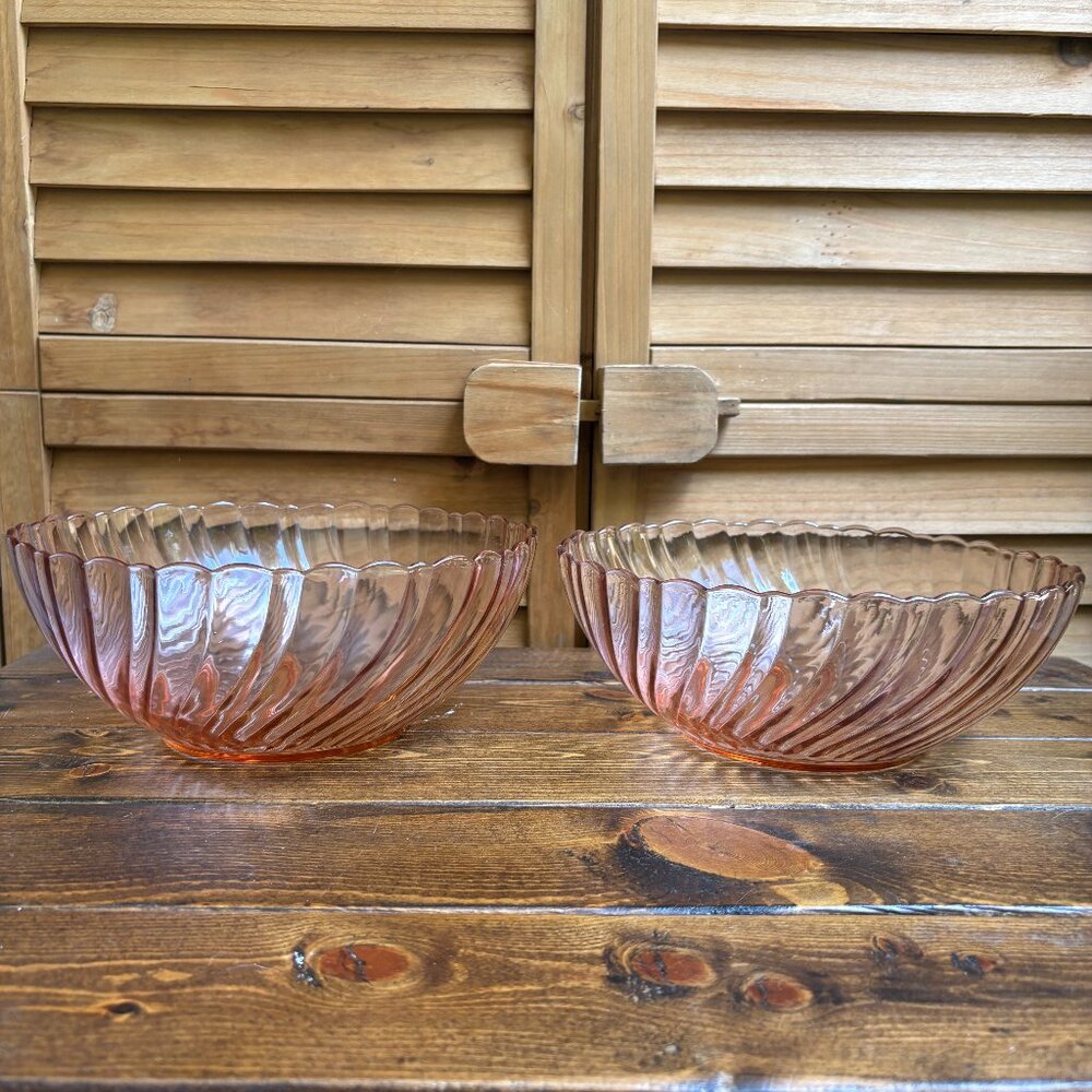 Vintage Pink Swirl Glass Serving Bowls – Set of 2, Scalloped Edge
